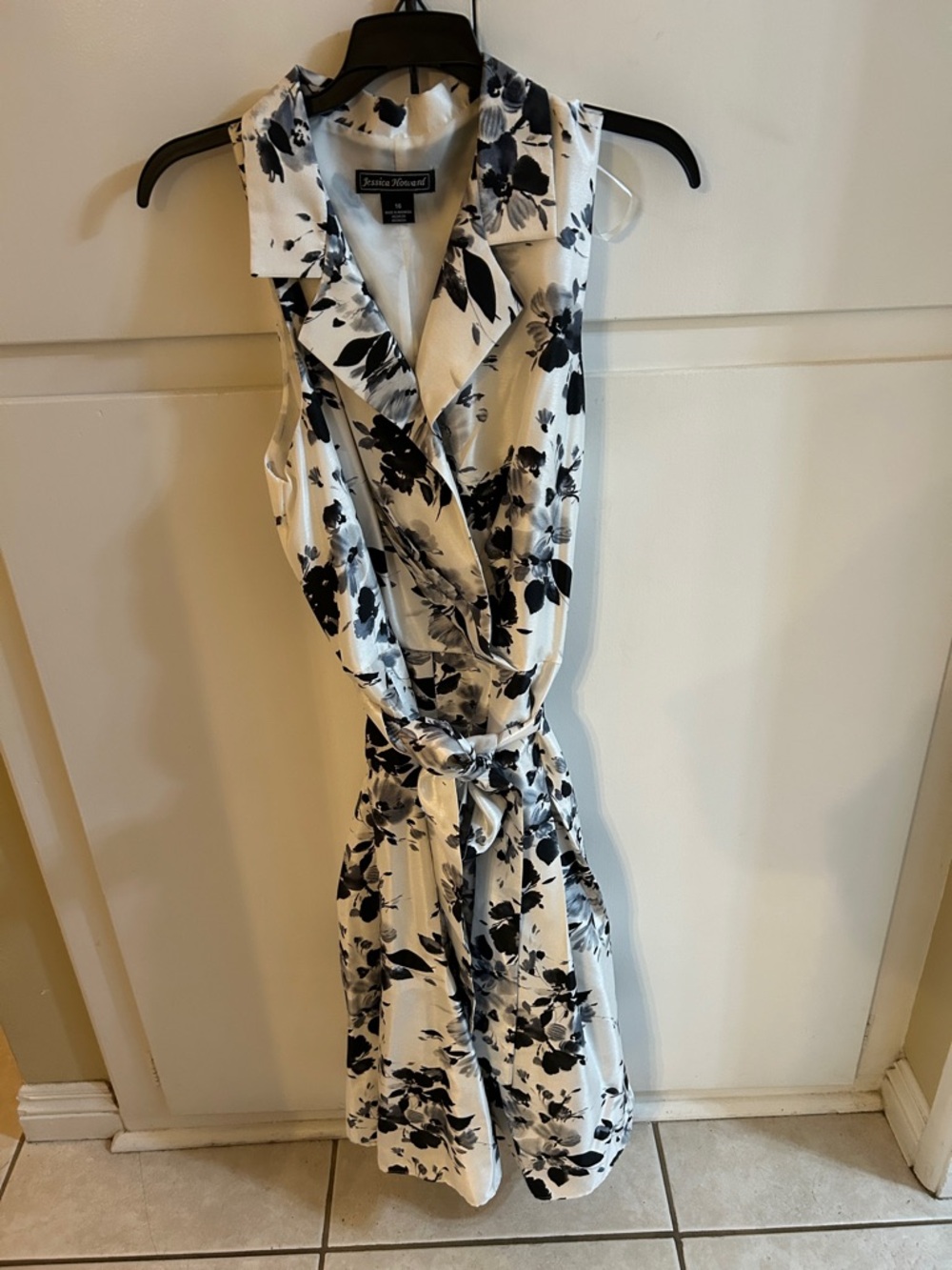 Jessica Howard White Sleeveless Midi Dress with Black Floral Print